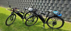 zwei Fahrräder nebeneinander auf dem Rasen geparkt in der Unterkunft Ferienwohnung am Teutoburger Wald 1 in Oerlinghausen + 4 Fotos
