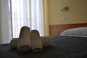 En eller flere senger på et rom på Hotel Corona