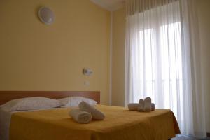 En eller flere senger på et rom på Hotel Corona