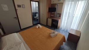 En eller flere senger på et rom på Hotel Corona