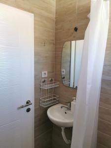 GOPO Guesthouse Elshani tesisinde bir banyo