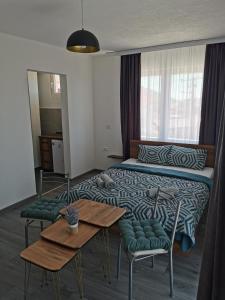 GOPO Guesthouse Elshani tesisinde bir odada yatak veya yataklar