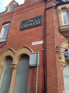 un bâtiment en briques avec un panneau en haut dans l'établissement Empress House, à Manchester