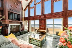 ロックアウェイ・ビーチにあるOceanfront Seascapeのリビングルーム(ソファ、暖炉付)が備わります。