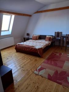 Schlafzimmer mit einem Bett und Holzboden in der Unterkunft Casa Kiev in Sibiu