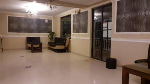 vestíbulo con 2 sillas y sala de espera en Del Mar, en Ureki