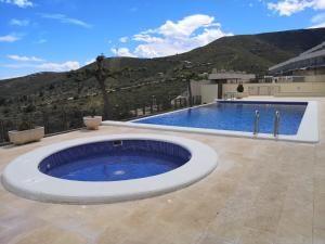 ein großes Schwimmbad vor einem Gebäude in der Unterkunft La Casa del Mirlo Azul - Peñíscola in Peñíscola