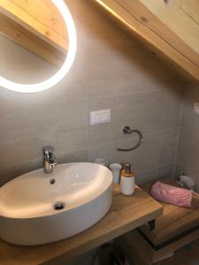 @trstenik في ترستينيك: حمام مع حوض أبيض على منضدة خشبية