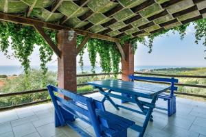 - une table de pique-nique bleue et 2 chaises bleues sur la terrasse dans l'établissement Villa Aiolos, à Alexandroúpolis