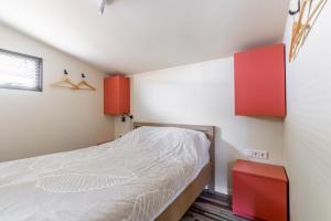 A bed or beds in a room at Buiten Huisje aan de Vaart 2