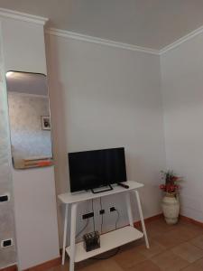 a small white table with a television on top of it at Casa vacanza Giovanni Salvatori in Orvieto Scalo