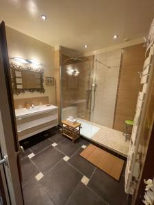 Kylpyhuone majoituspaikassa Véritable Suite d'Hotel!