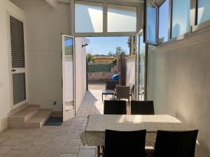 Un comedor con mesa y sillas en un patio. en Punta Prosciutto Bed To Rent 2, en Punta Prosciutto