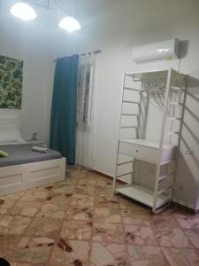 1 dormitorio con cama y estante para libros en Da Nonna Maria Apt 1 or Apt 2, en Terrasini