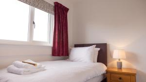 A bed or beds in a room at Cuan - Luxury accommodation, Balivanich, Benbecula