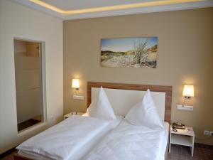 Кровать или кровати в номере Hotel Friesische Wehde
