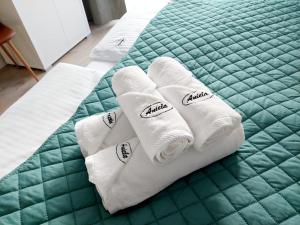 dwa składane ręczniki na łóżku w obiekcie Willa Aniela w mieście Międzyzdroje