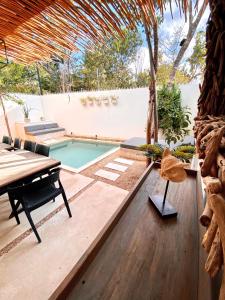 uma piscina num quintal com uma mesa e um banco em ★ VW Tulum ★Private Villa ★ Private Pool & Parking ★ em Tulum