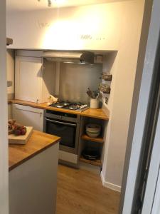 uma pequena cozinha com um fogão e um balcão em The Old Studio em Knaresborough