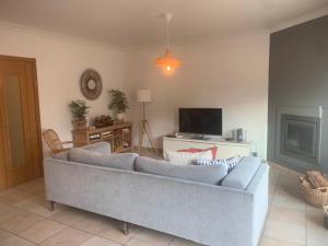 TV a/nebo společenská místnost v ubytování casa da praia azul