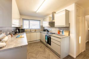 Η κουζίνα ή μικρή κουζίνα στο Sornan, Entire luxury home