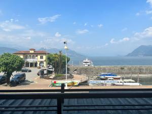 a view of a parking lot and the ocean at Appartamento miralago in Stresa