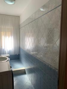 y baño con ducha y lavamanos. en Soffio di Sicilia, en Erice