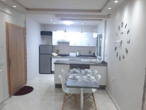 cocina con mesa y sillas en una habitación en Lovely 2 bedroom appartment with air conditioner in the heart of Tanger, en Tánger