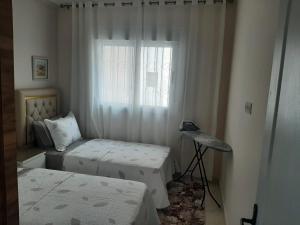 Cama o camas de una habitación en Lovely 2 bedroom appartment with air conditioner in the heart of Tanger