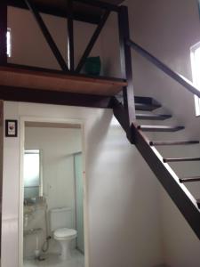 Habitación con baño con escalera y aseo. en Chalé Verde - Vale do Capão en Vale do Capao