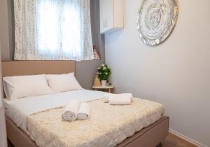 ein Schlafzimmer mit einem Bett mit Handtüchern darauf in der Unterkunft @LAKE STUDIO in Ioannina