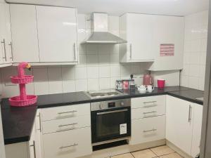 Kuchyň nebo kuchyňský kout v ubytování The City Centre Townhouse Canterbury