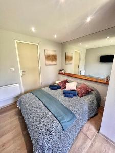 une chambre avec un grand lit avec un grand miroir dans l'établissement STUDIO PALM BEACH CANNES, à Cannes