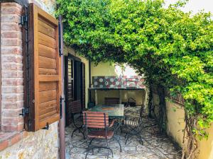 A patio or other outdoor area at UMBRIA, "Casa Sagrantina" con PISCINA e pergolato