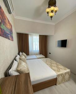 イスタンブールにあるBoutique Sultan Hotelのベッドルーム1室(ベッド2台、シャンデリア付)