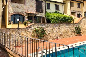 The swimming pool at or close to UMBRIA, "Casa Sagrantina" con PISCINA e pergolato