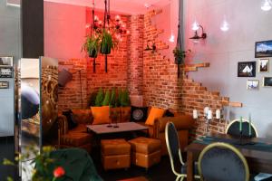 Pokój z kanapą i ceglaną ścianą w obiekcie Nata Pokoje Gościnne Restauracja w mieście Libiąż