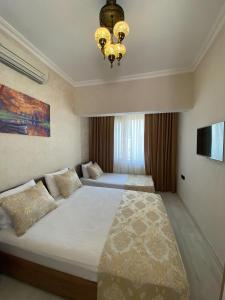 イスタンブールにあるBoutique Sultan Hotelのベッドルーム1室(大型ベッド1台、シャンデリア付)