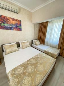 イスタンブールにあるBoutique Sultan Hotelのベッドルーム1室(ベッド2台、窓付)