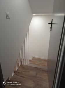 una escalera con una pared blanca y una puerta blanca en AppartHôtel en Poitiers