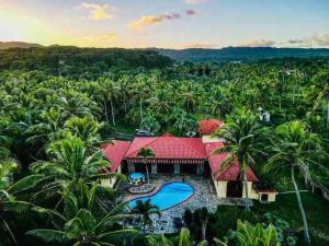 una vista aérea de un complejo con piscina y palmeras en PALM HOUSE - LUXURY VILLA - SAMANÁ - Ocean Front en Sánchez