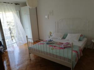 een slaapkamer met een bed en een glazen tafel bij Apartments Stjepic in Sukošan