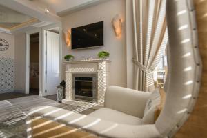 a living room with a white couch and a fireplace at Apartamento Marina in Lloret de Mar