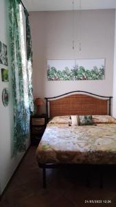 1 dormitorio con 1 cama grande y cabecero de madera en Casa Vacanze Verdemare con Piscina, en Ribera