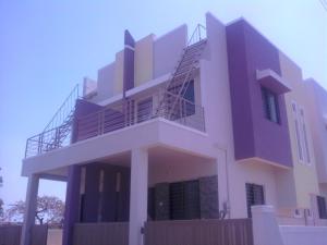 纳西克2BHK AC Row House Bunglow in good locality的一栋带阳台的大房子