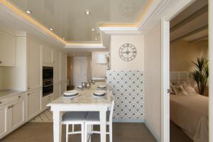 cocina con encimera blanca y 2 lavabos en Apartamento Marina, en Lloret de Mar