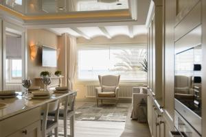 a kitchen with a table and chairs and a window at Apartamento Marina in Lloret de Mar