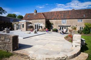 cortile di fronte a un edificio di The Lighthouse a Frome