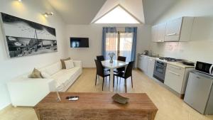 Køkken eller tekøkken på Branco Suites - Rooms & Holiday Apartments + 27 billeder