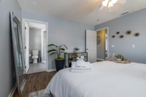 Una cama o camas en una habitación de Modern Family Home In South Tampa!